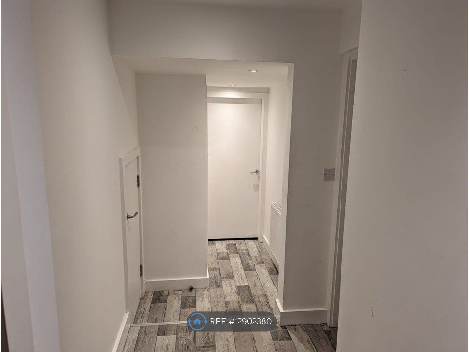 Property photo 2 of 11 Large Hallway