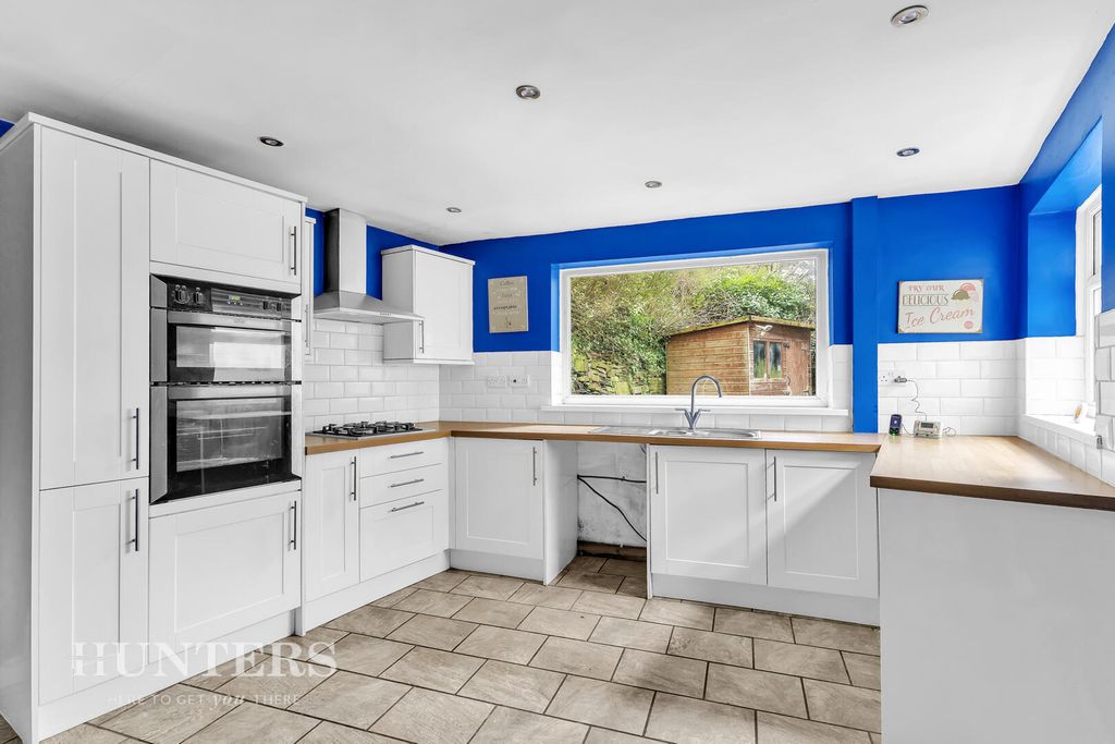 Property photo 3 of 12 Kitchen