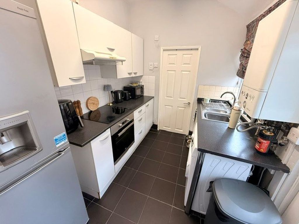 Property photo 3 of 9 Kitchen