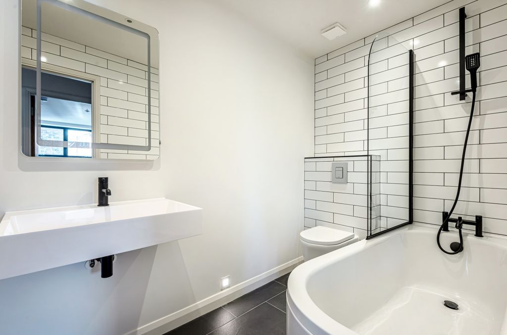 Property photo 3 of 11 Bathroom