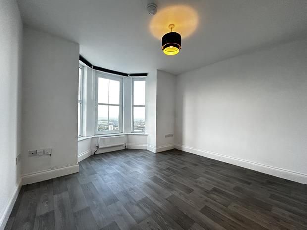 Property photo 3 of 11 Lounge 2