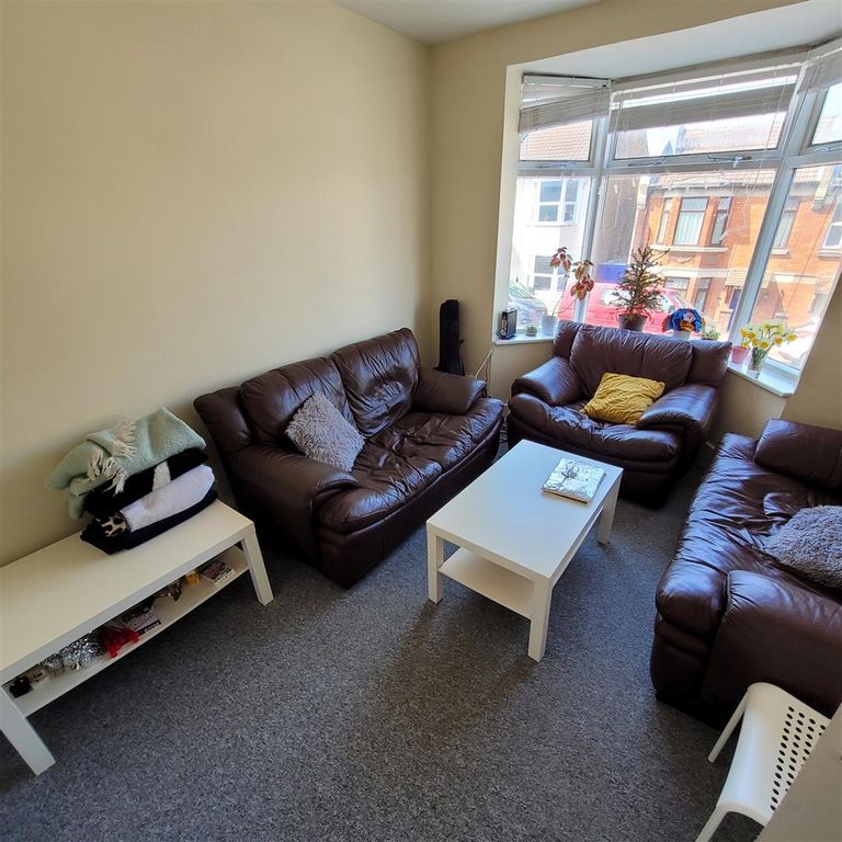 Property photo 3 of 12 Lounge.Jpg