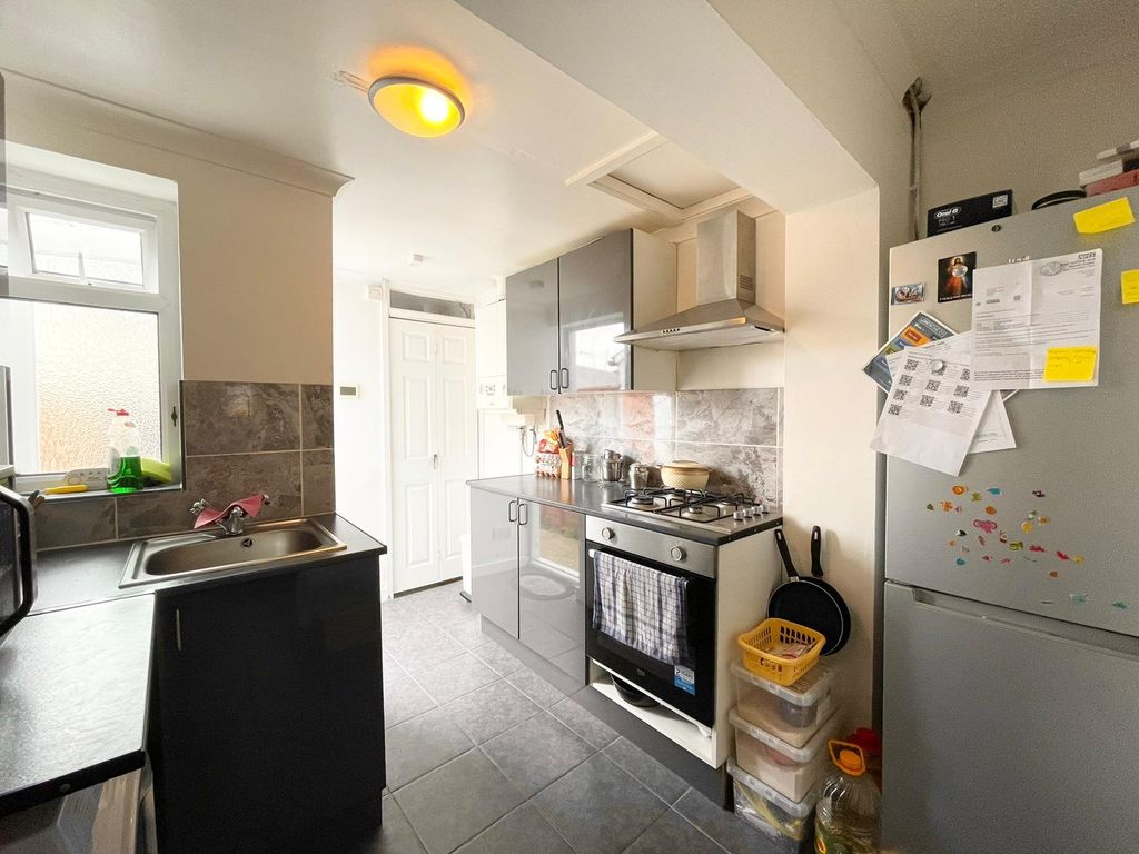 Property photo 3 of 5 Kitchen