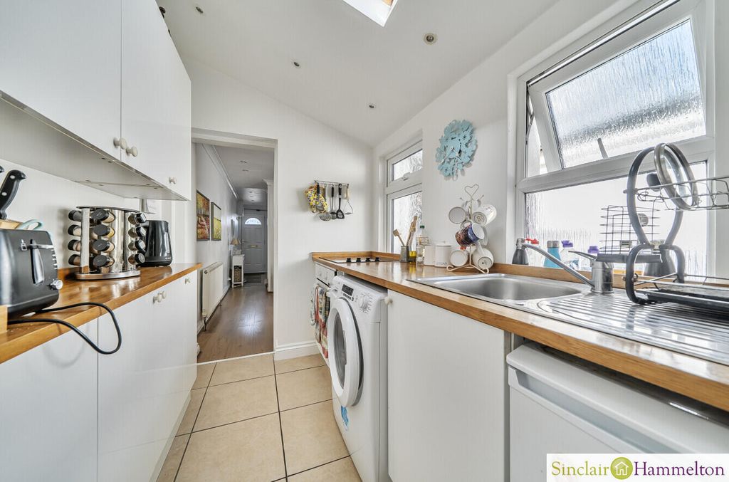 Property photo 3 of 11 Kitchen