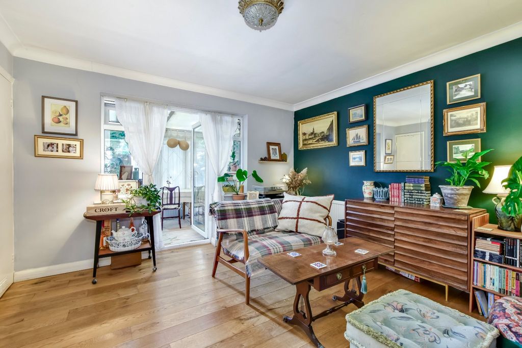 Property photo 3 of 16 Sitting Room