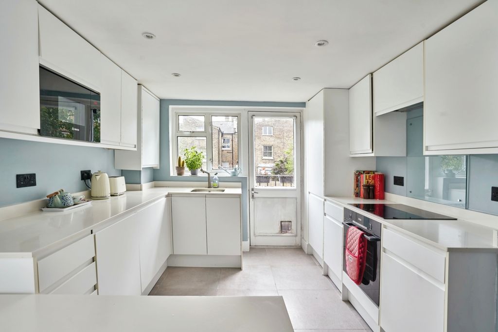 Property photo 3 of 17 Kitchen