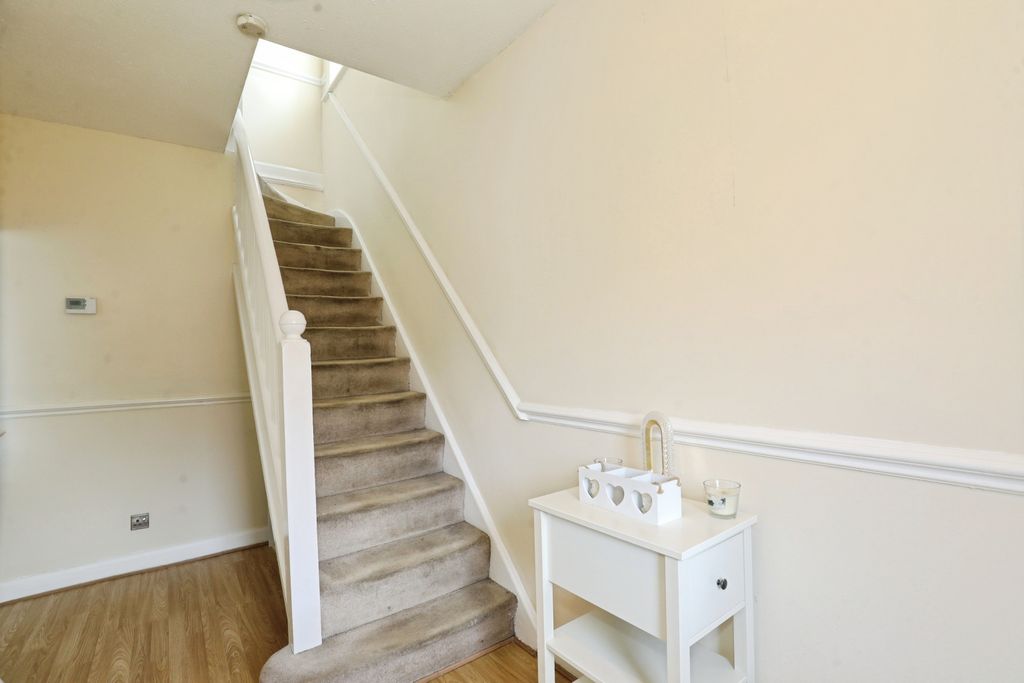 Property photo 3 of 26 Entrance Hall