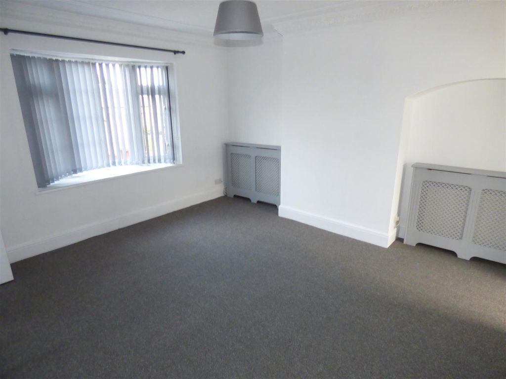 Property photo 3 of 17 28 West Ave - Lng1.Jpg