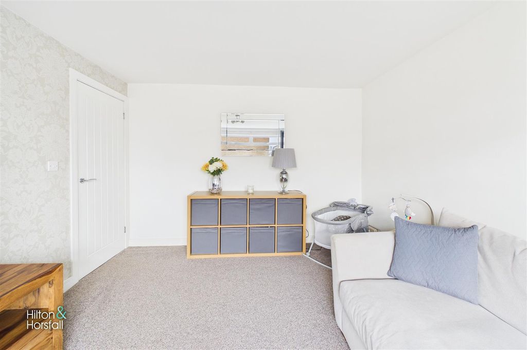 Property photo 3 of 13 Rushton Close