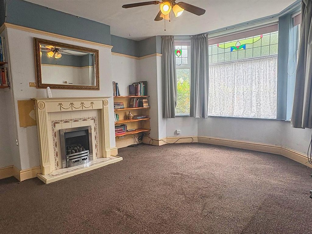 Property photo 3 of 15 Lounge