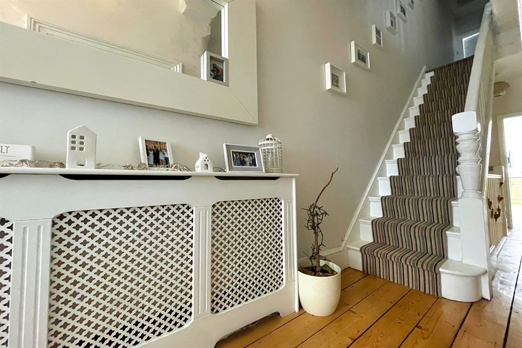 Property photo 2 of 32 Entrance Hall