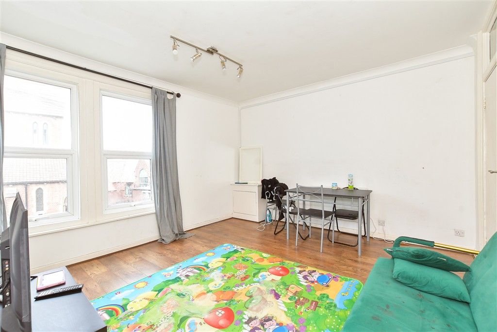 Property photo 3 of 11 Lounge