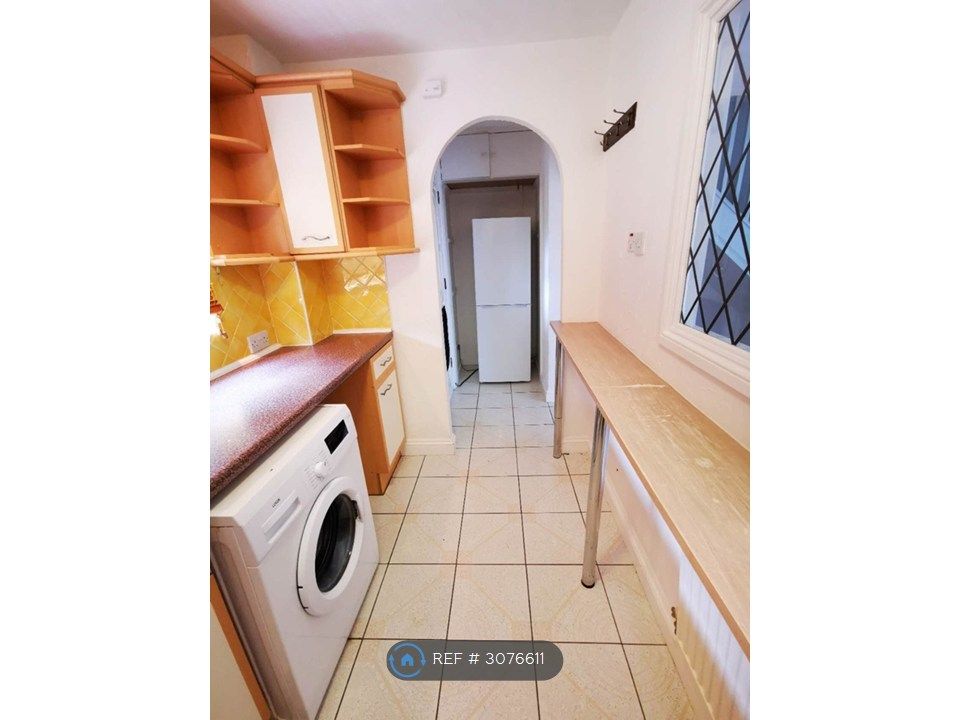Property photo 3 of 11 Kitchen