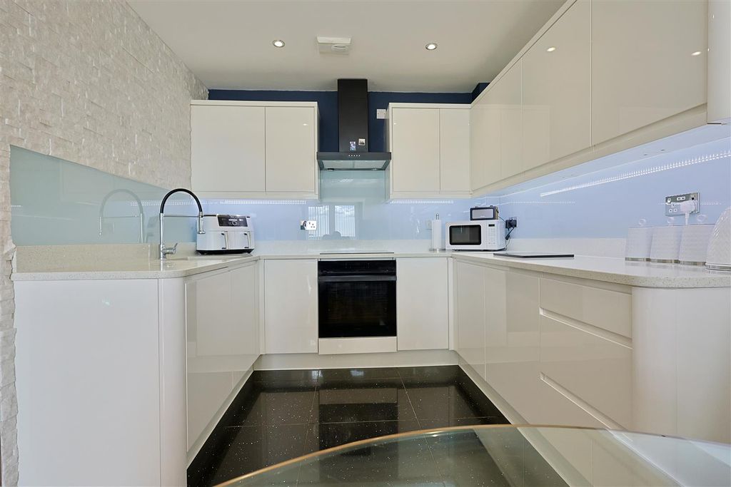 Property photo 2 of 22 B83F293D-34D5-490E-Bed7-Bc7C67B2Ecfd_1_201_A.Jpeg