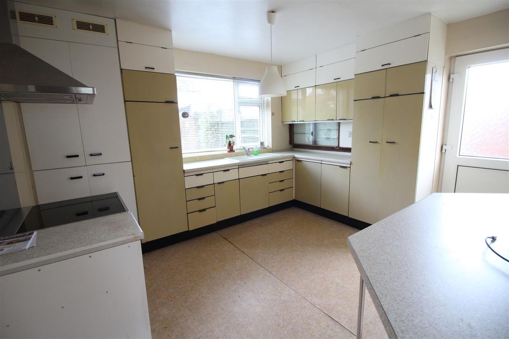 Property photo 3 of 11 Fitted Kitchen