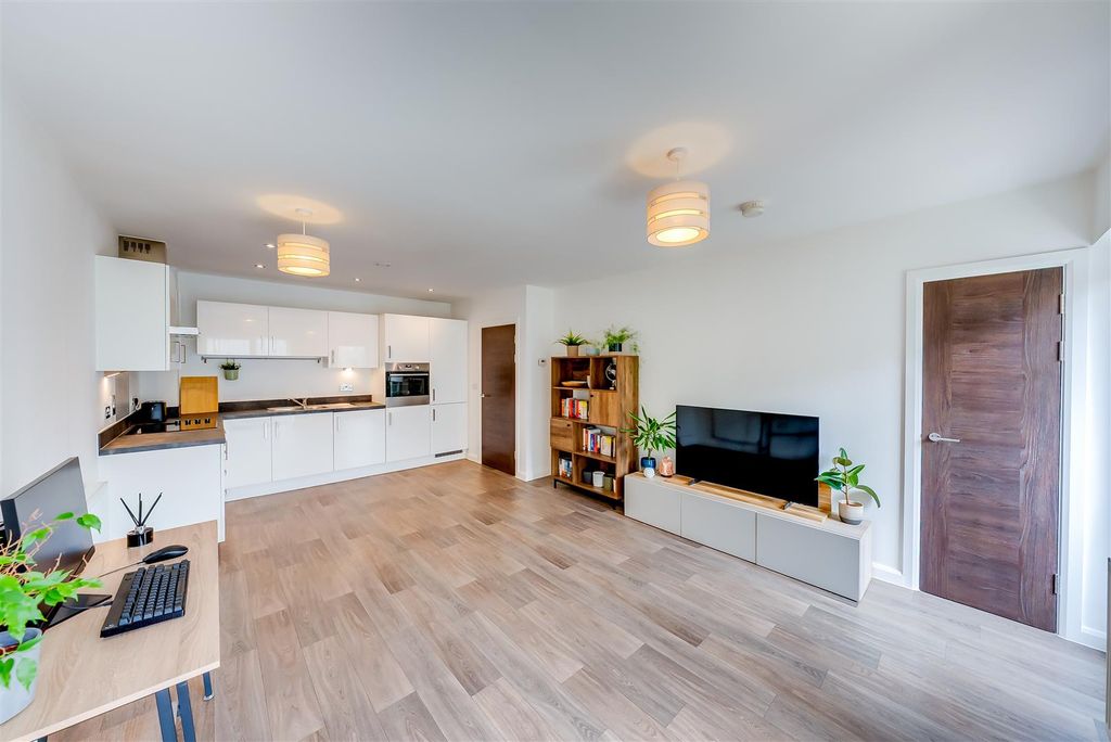Property photo 2 of 14 A7S06033Hdr.Jpg