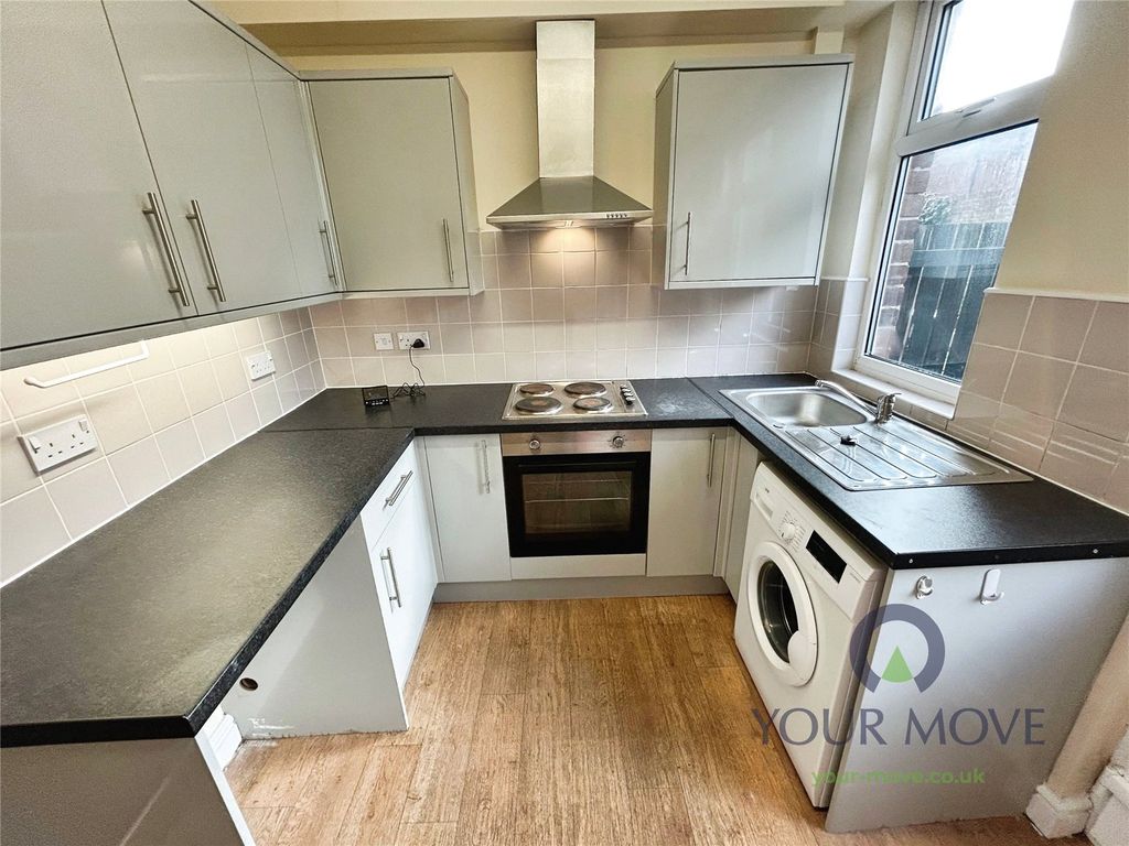 Property photo 2 of 8 Kitchen