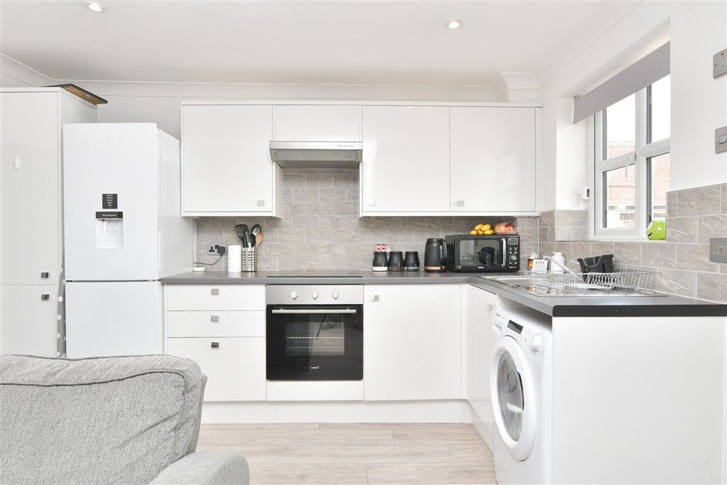 Property photo 2 of 8 Lounge/Kitchen