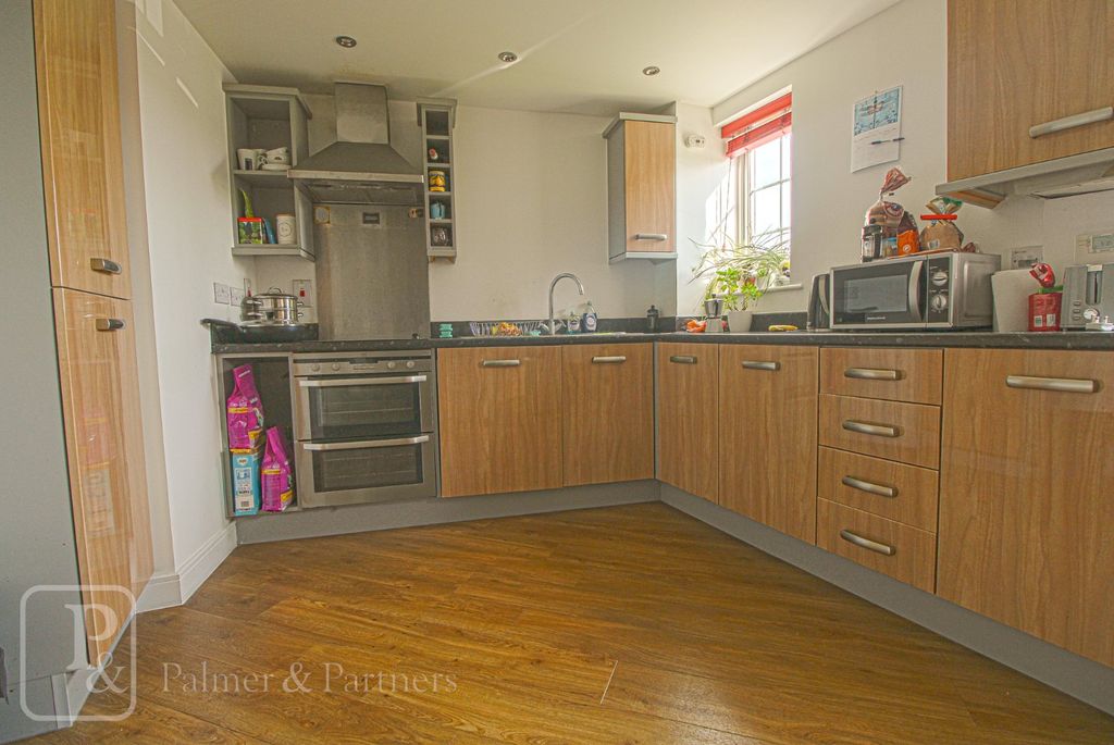 Property photo 3 of 8 Kitchen