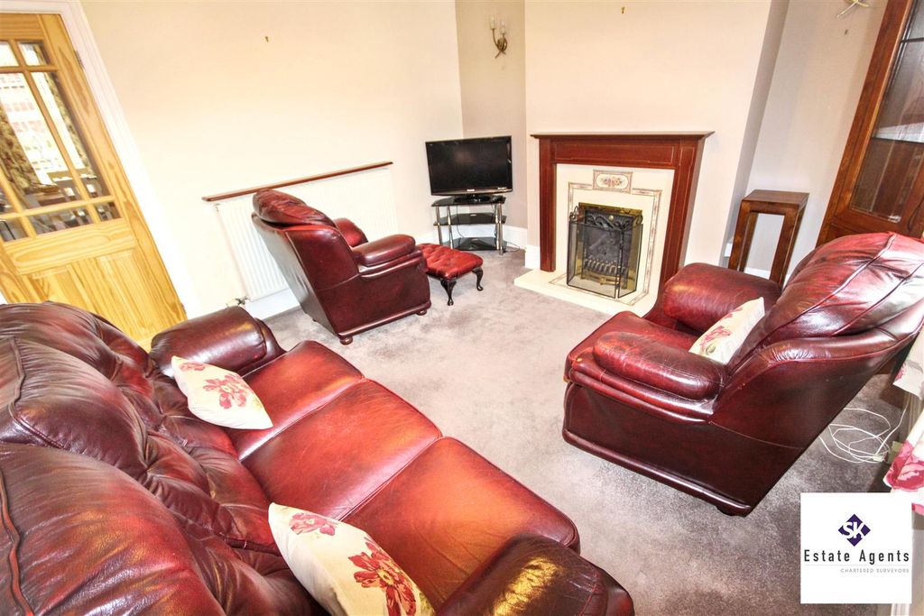 Property photo 3 of 17 Lounge