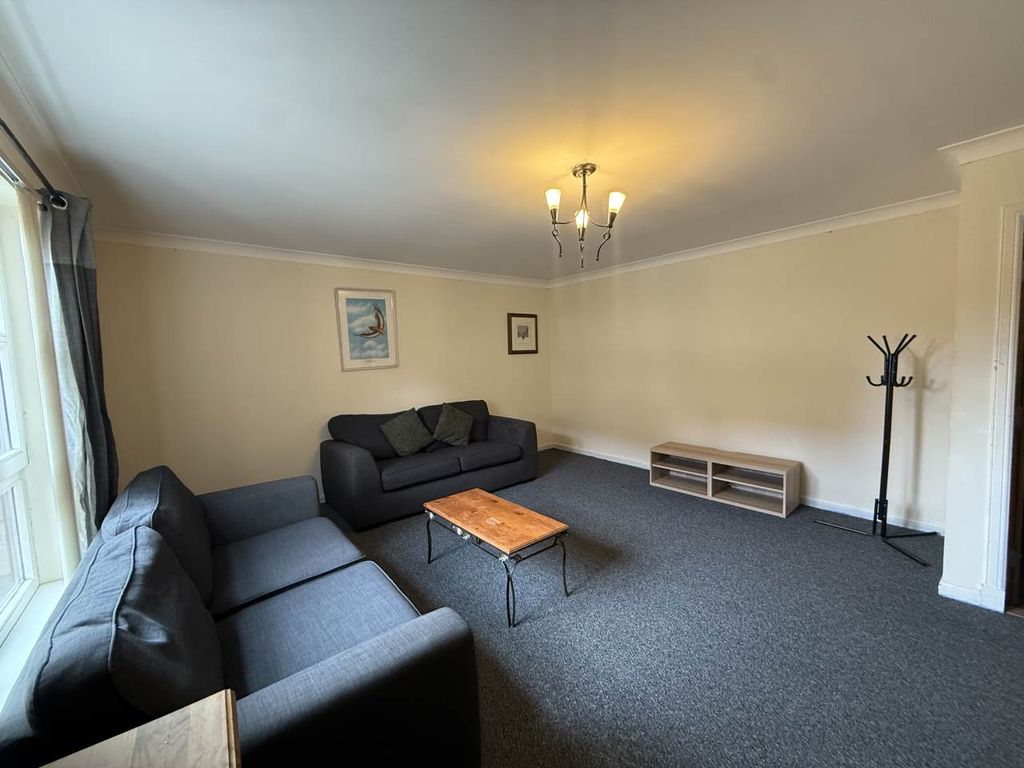 Property photo 3 of 16 Image00016