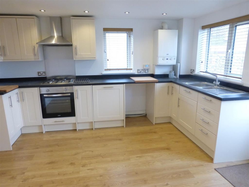 Property photo 2 of 11 Kitchen
