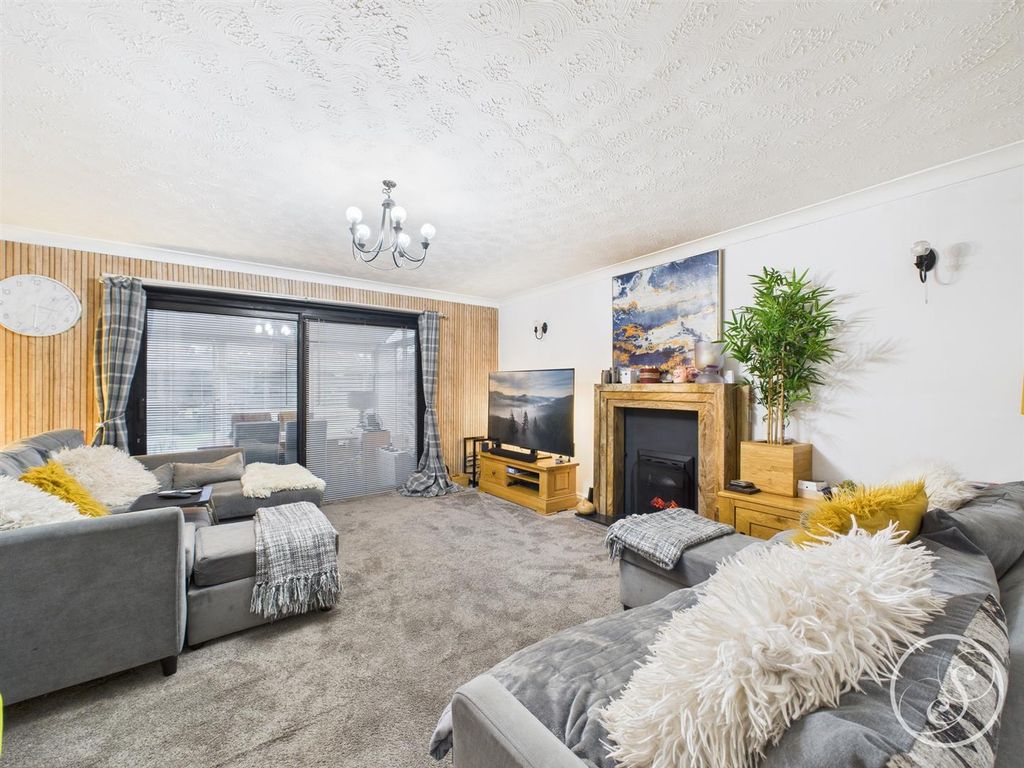 Property photo 3 of 15 Lounge