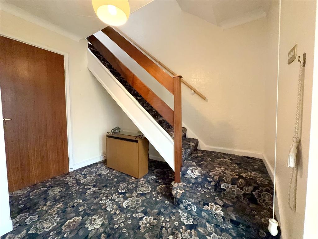 Property photo 3 of 25 Entrance Hall