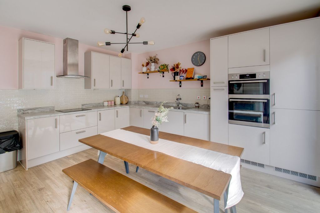 Property photo 2 of 21 Picture No. 16