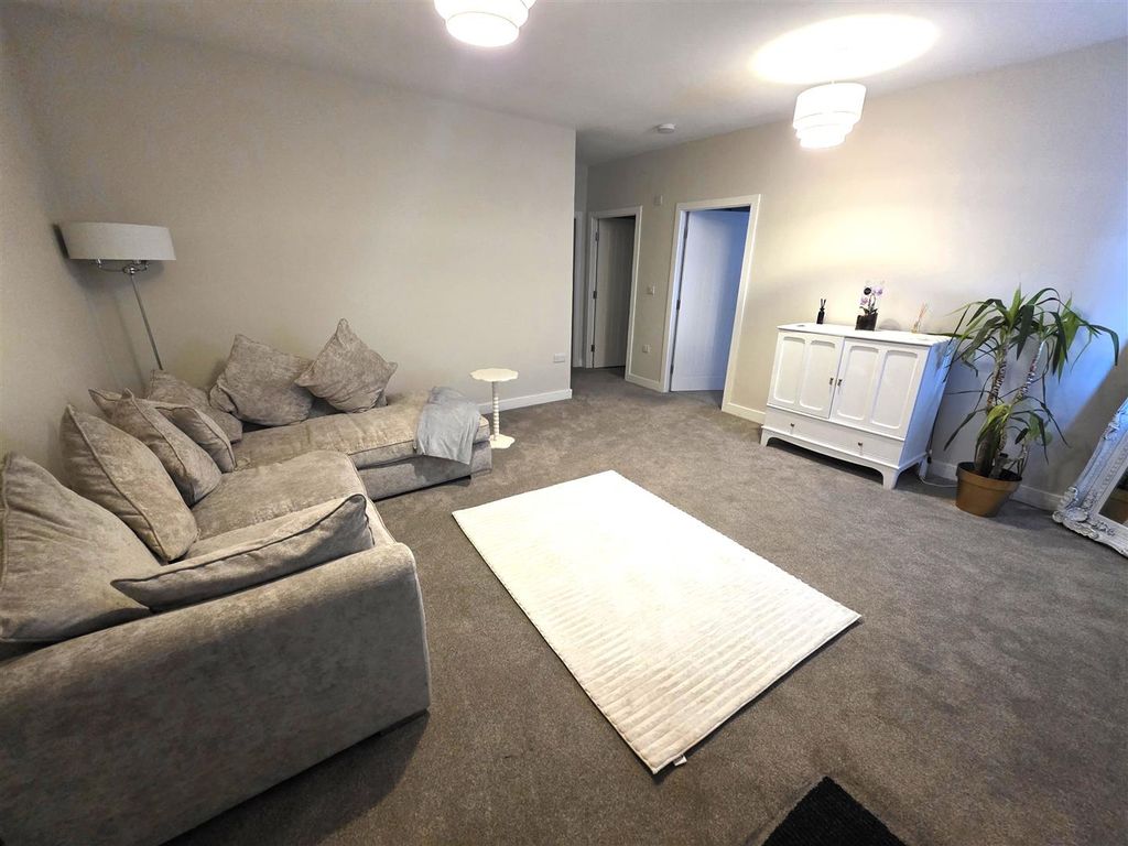 Property photo 3 of 8 Lounge