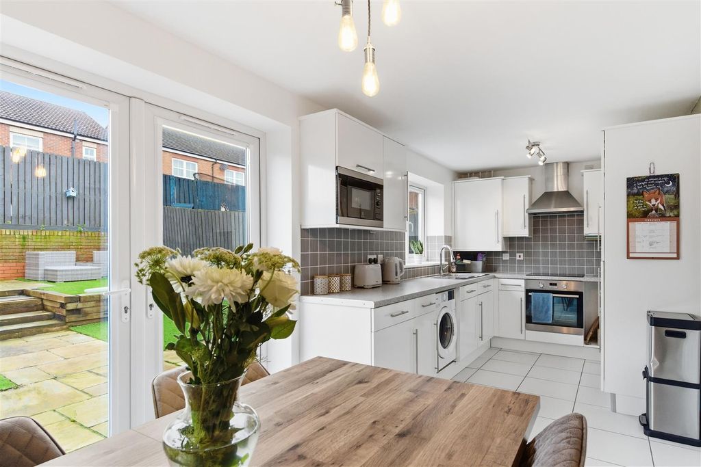 Property photo 2 of 18 14 Heather Avenue, Withernsea12.Jpg