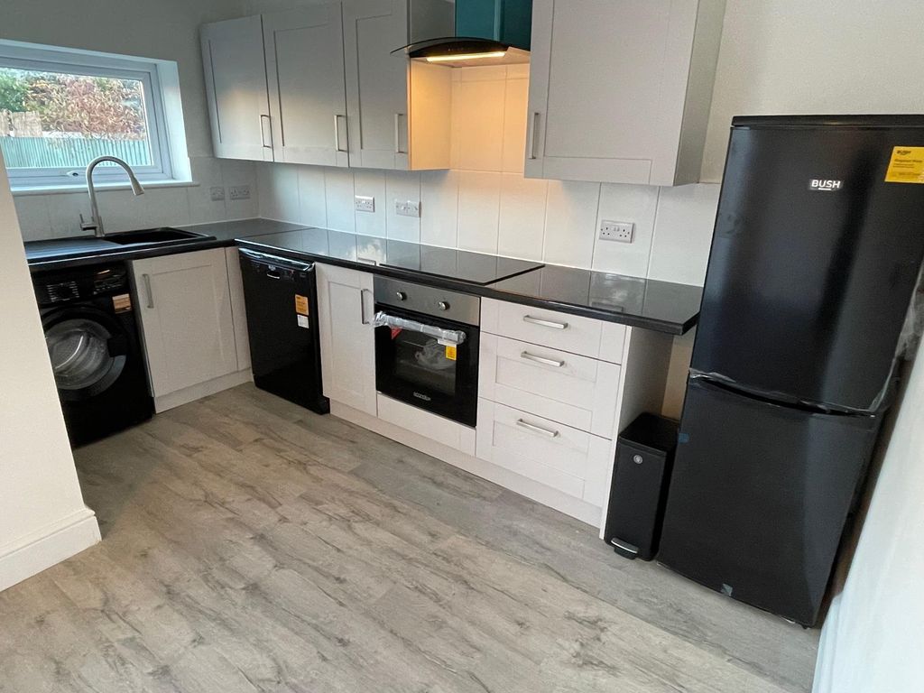 Property photo 3 of 20 Kitchen