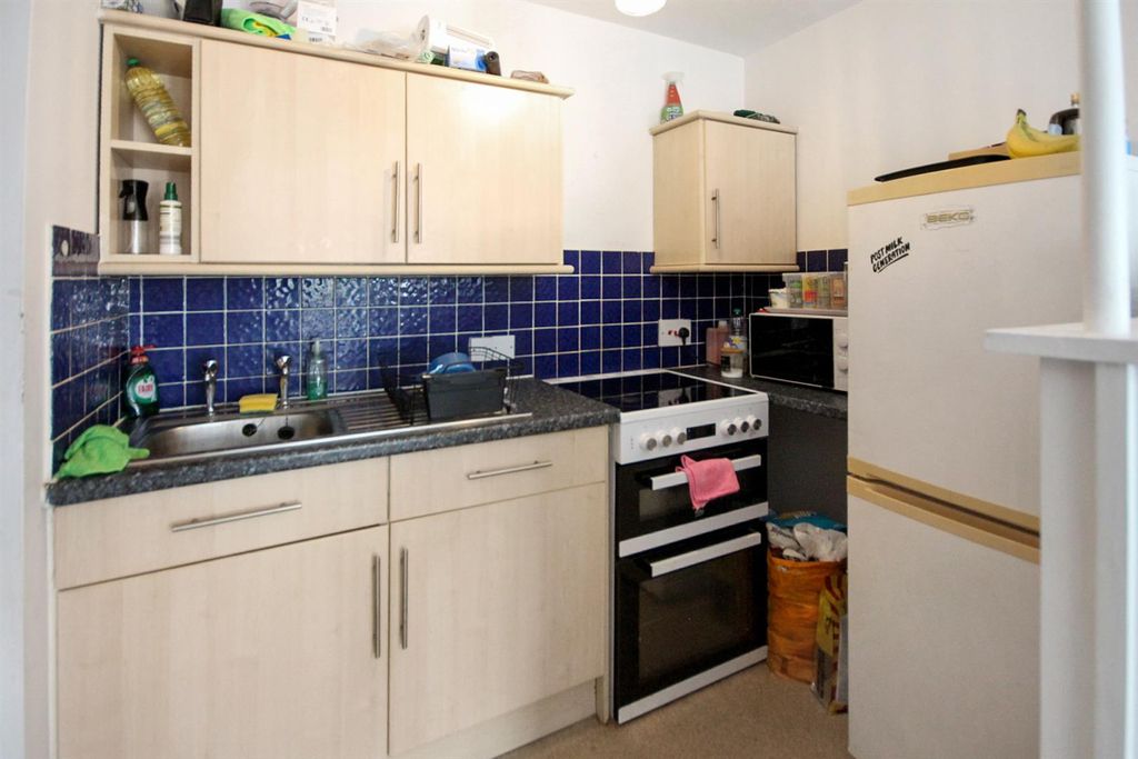 Property photo 3 of 6 Kitchen