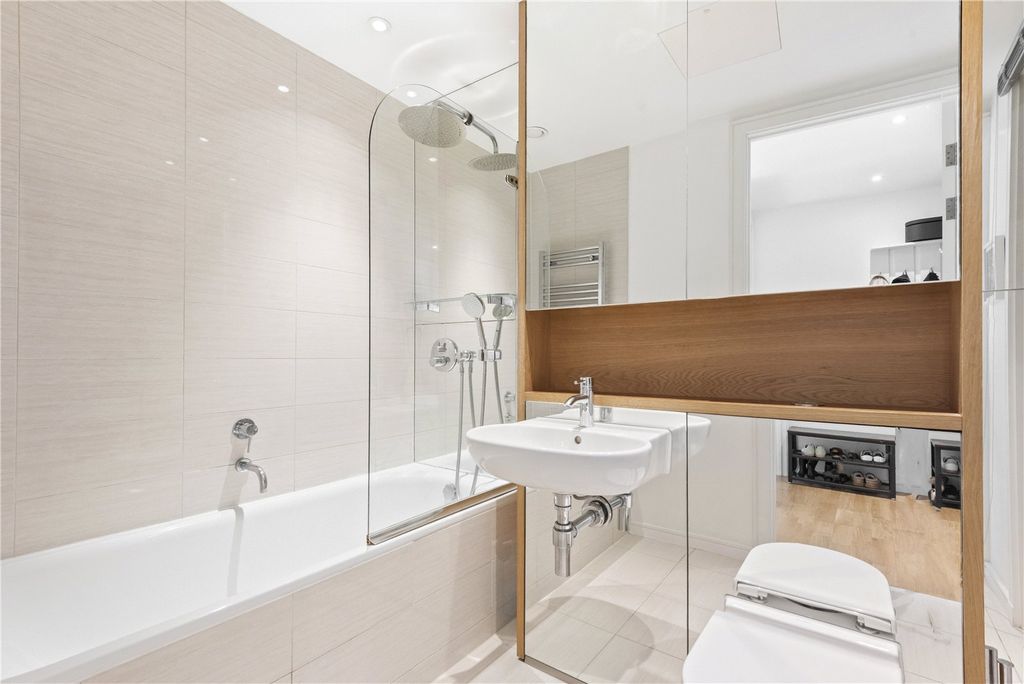 Property photo 3 of 9 Bathroom