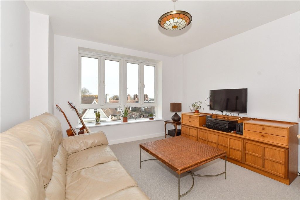 Property photo 2 of 8 Lounge/Kitchen