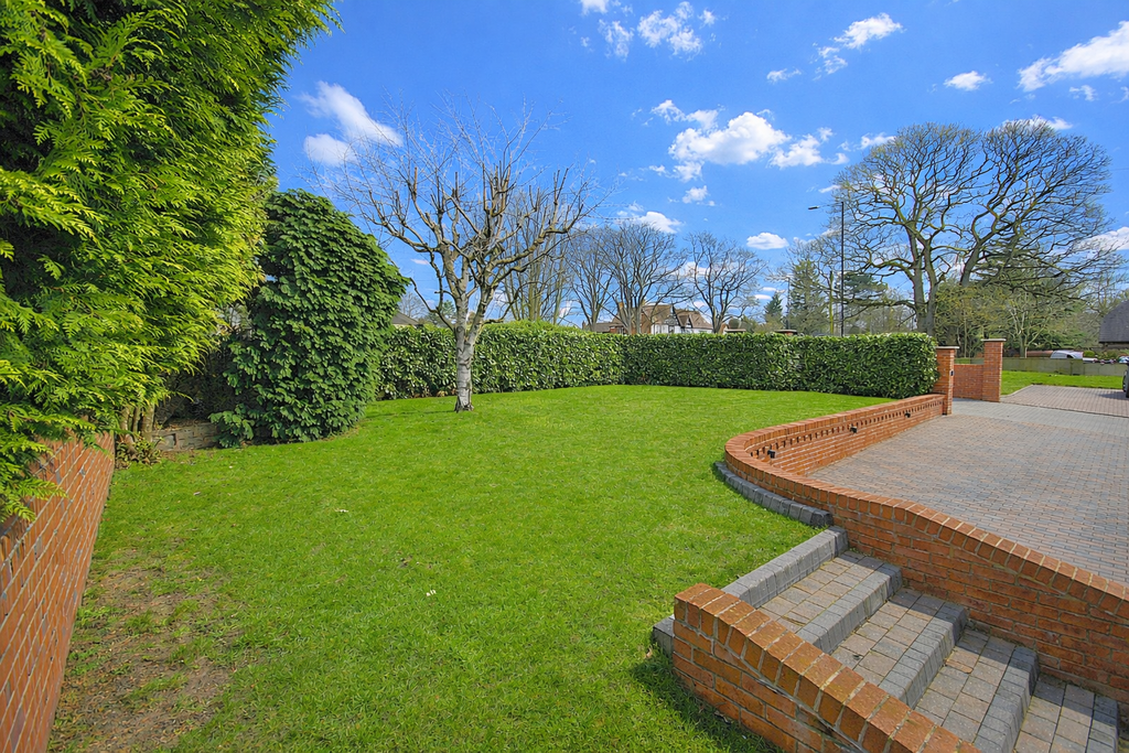 Property photo 2 of 52 Front Garden