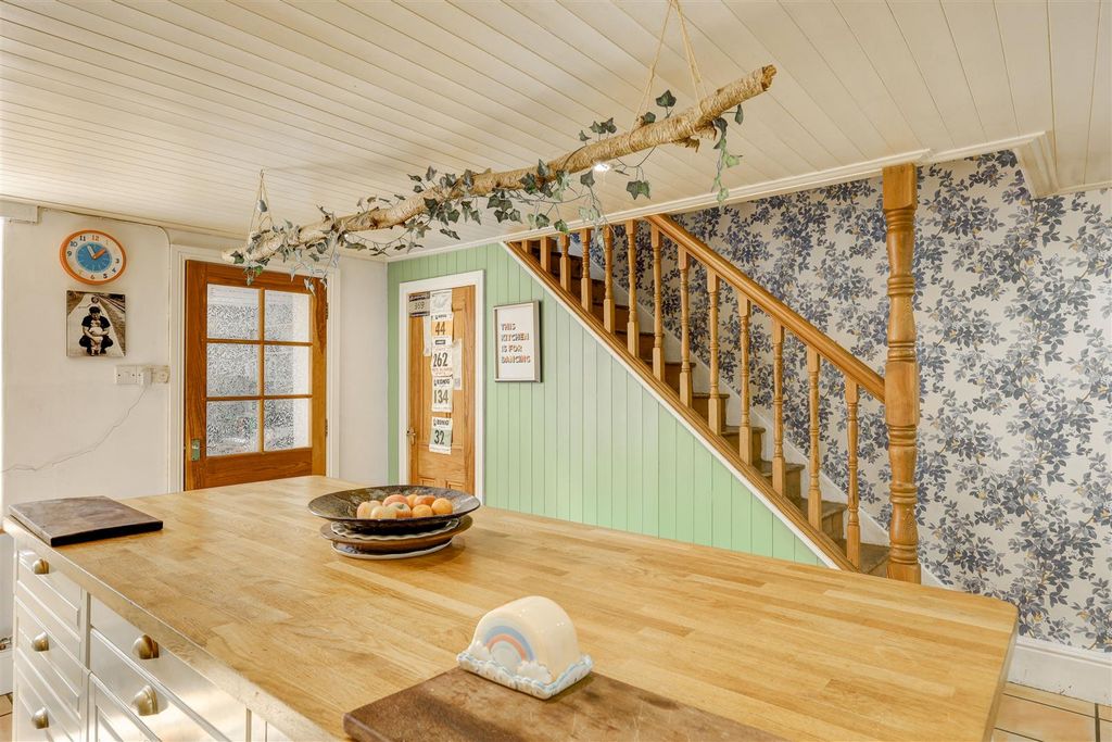 Property photo 3 of 33 50 Wordsworth St Int_14.Jpg