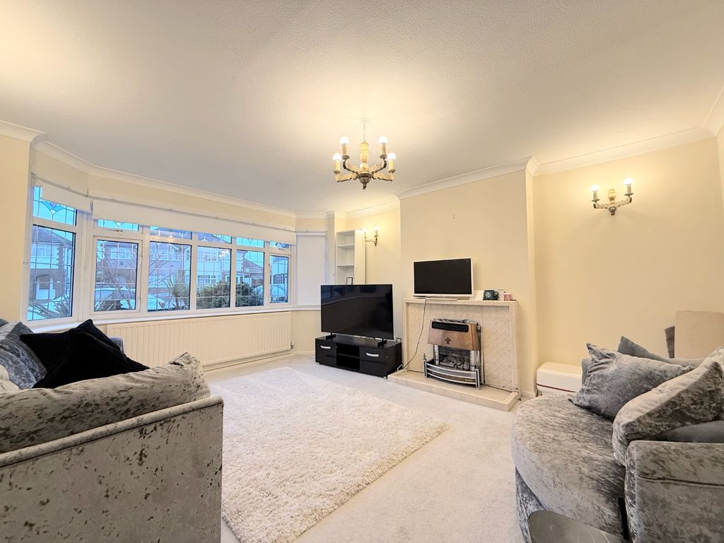 Property photo 3 of 13 4846083