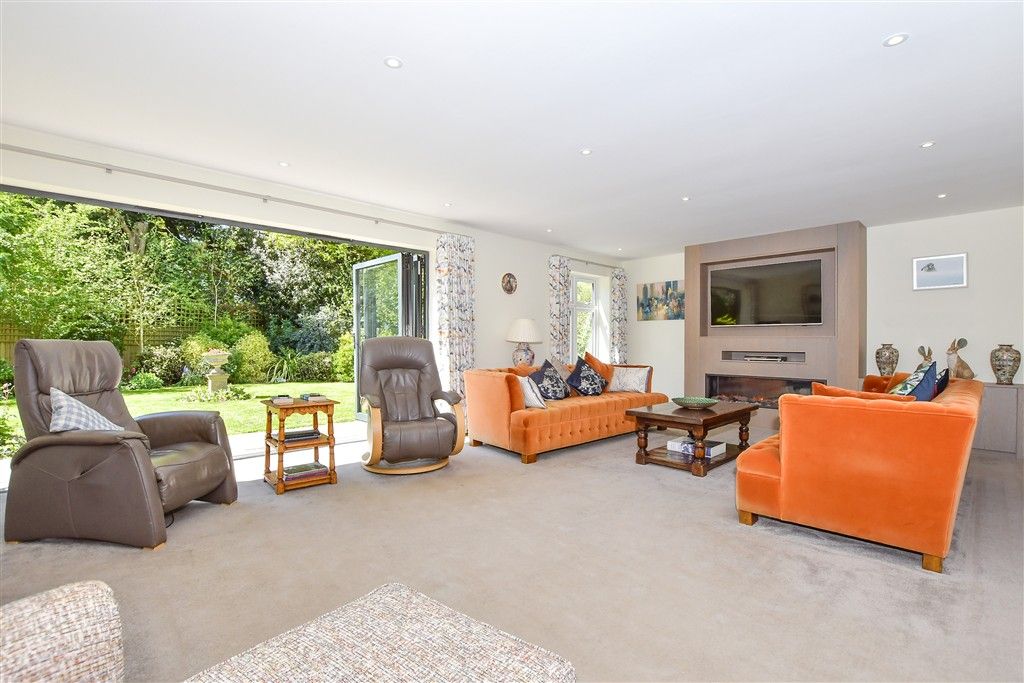 Property photo 1 of 18 Lounge