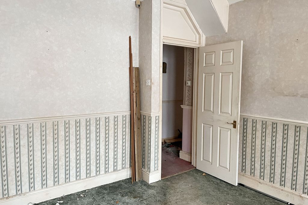 Property photo 3 of 6 15 Ingatestone Road, South Norwood, London, Se25 4LG