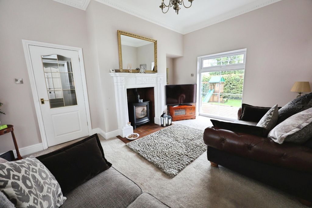 Property photo 3 of 29 Pbox-Living_Room-316566.Jpg