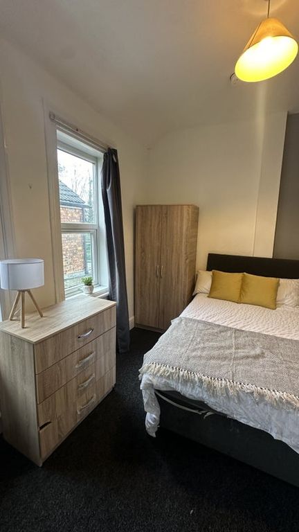 Property photo 1 of 7 A Cozy Double Bedroom Featuring A Comfortable Bed ...