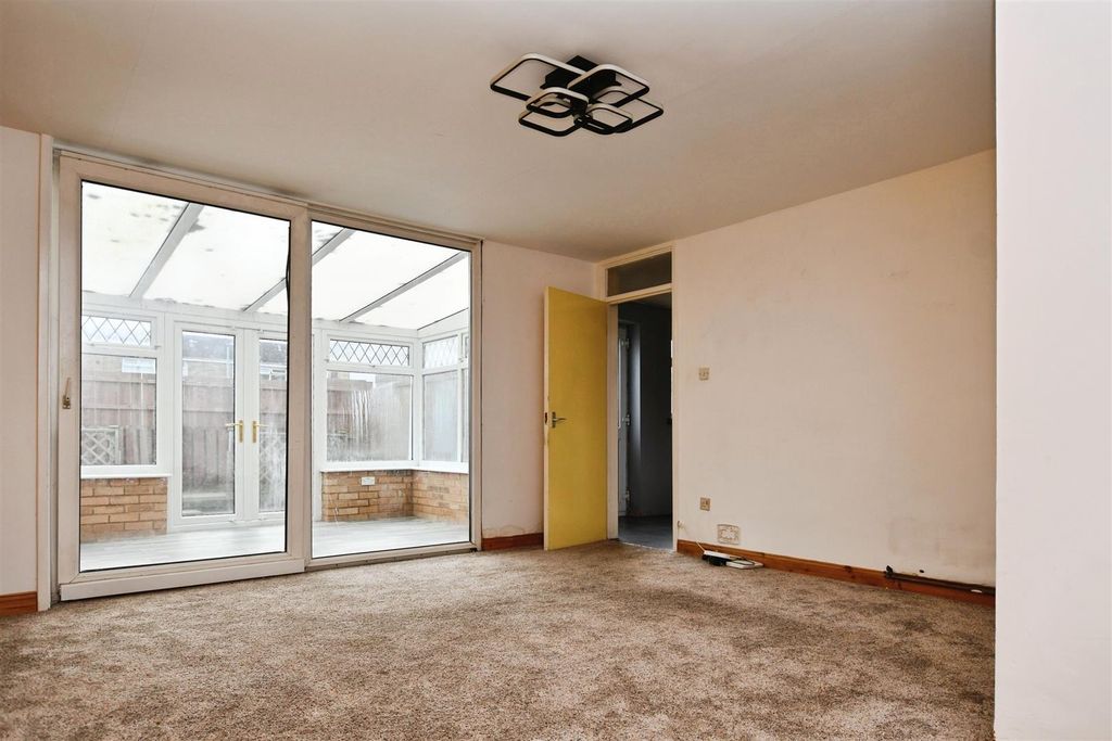 Property photo 3 of 20 Lounge