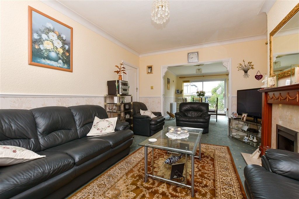 Property photo 1 of 11 Lounge