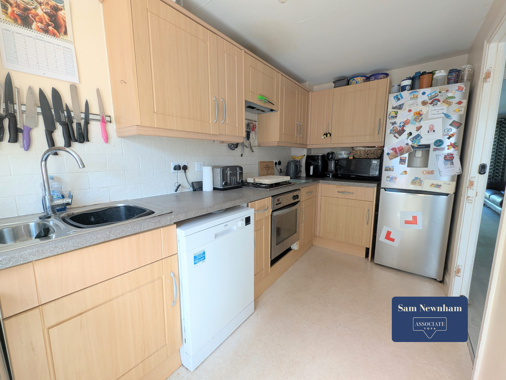 Property photo 3 of 12 Kitchen