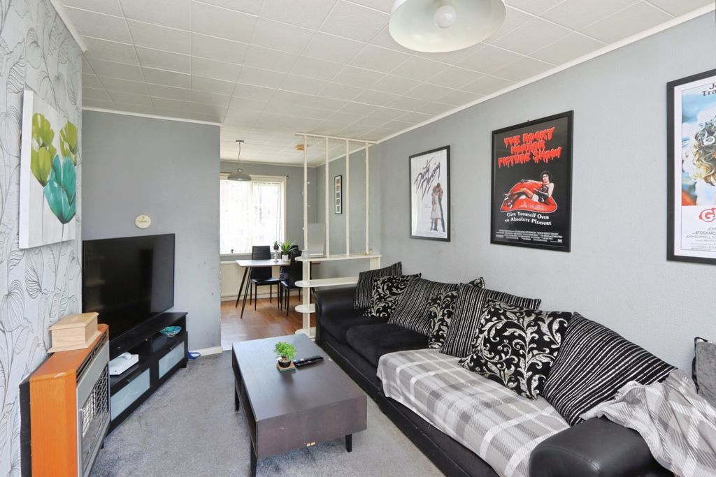 Property photo 2 of 17 Lounge