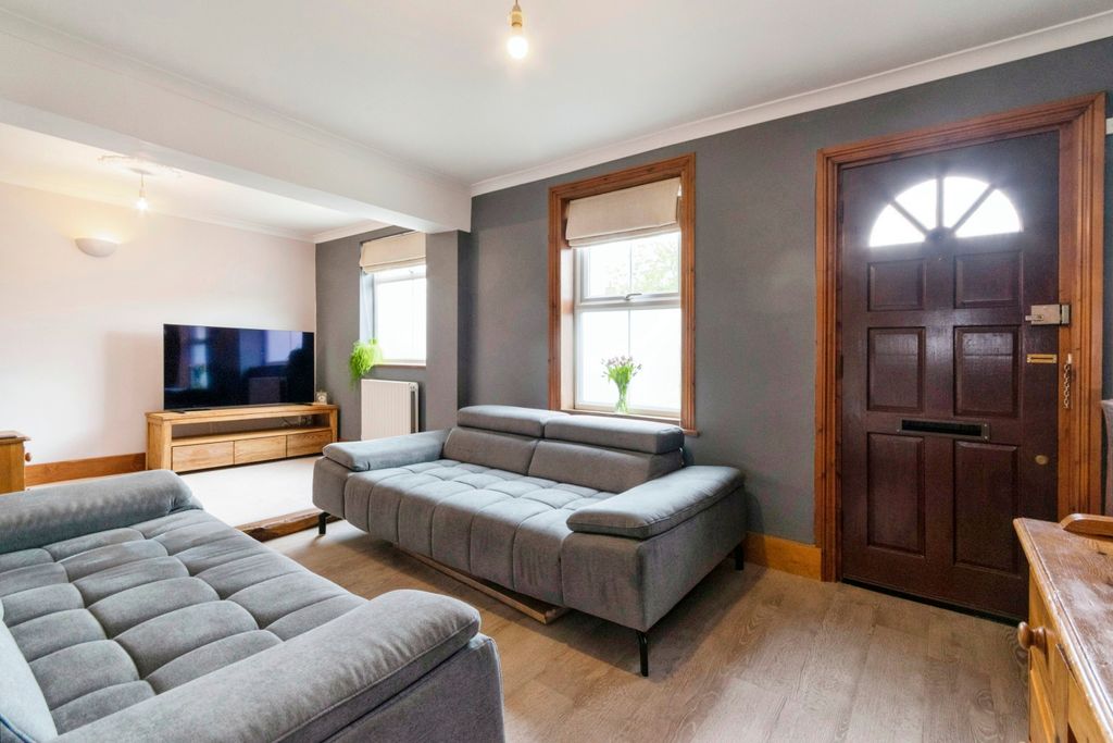 Property photo 3 of 16 Lounge