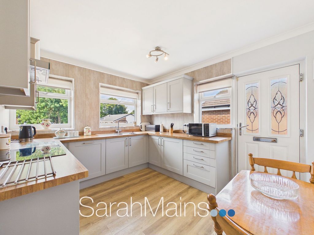 Property photo 2 of 12 Dining Kitchen