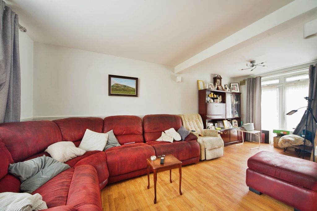 Property photo 3 of 11 Photo