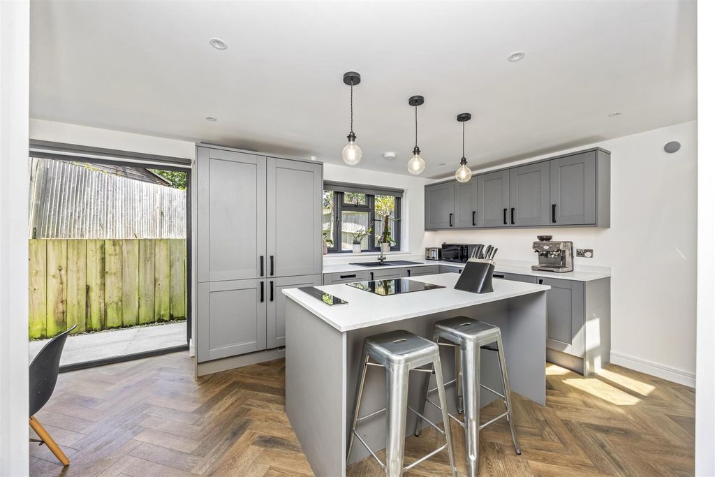 Property photo 2 of 17 Farlington Avenue, 37-008.Jpg